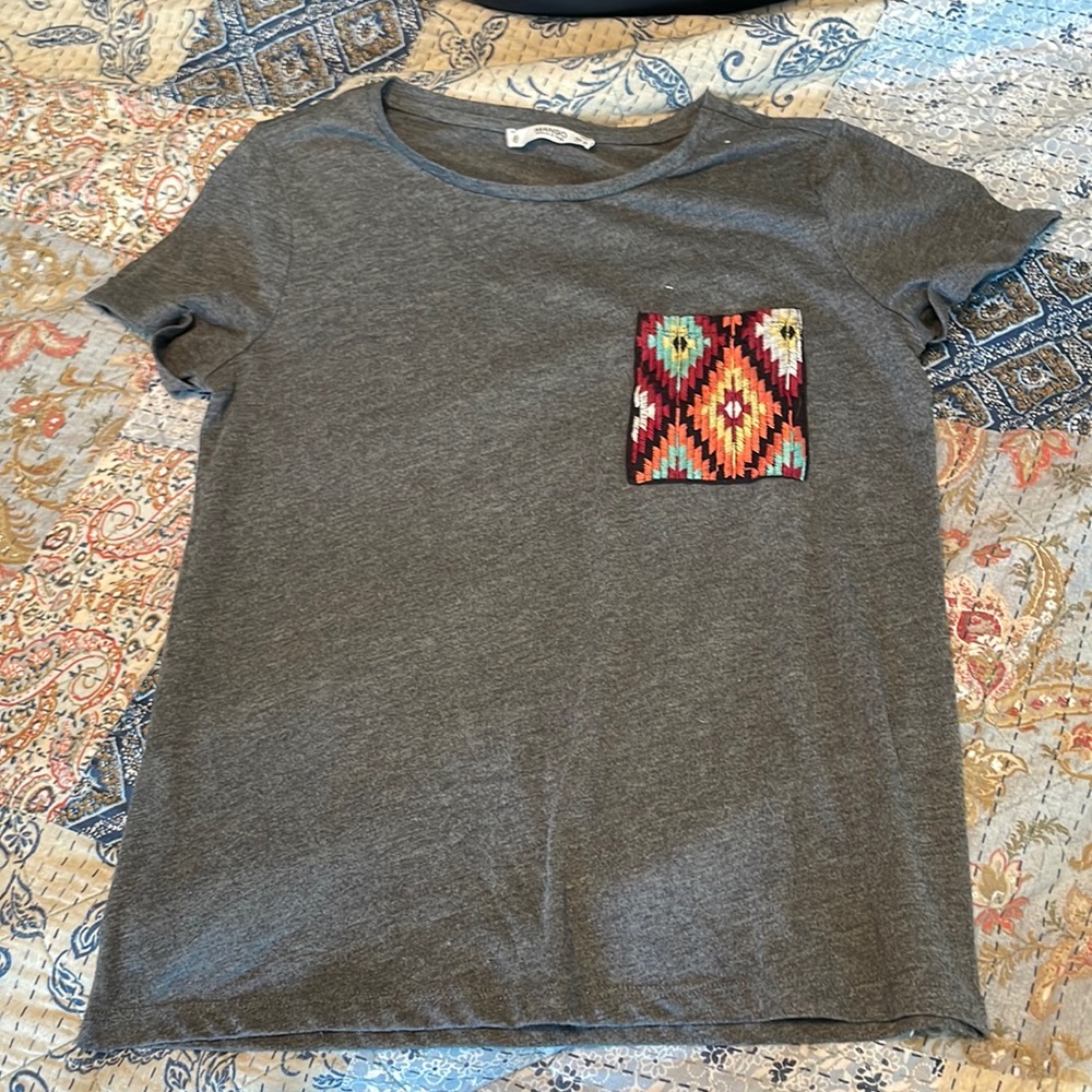 Soft T-shirt with colorful, embroidered pattern pocket design
